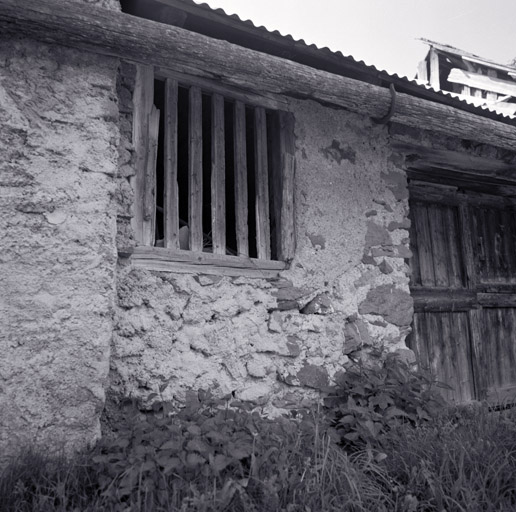 Puy-Richard. Parcelle 452. Façade nord. Grange. Fenêtre à grille de bois.