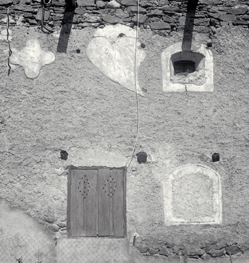 Puy-Richard. Parcelle 463. Façade est. Deux cadrans solaires effacés et fenestrons au cadre enduit.