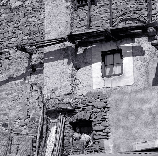 Puy-Richard. Parcelle 464. Façade est. Souche de cheminée adossée sur culot et fenestron à cadre enduit.
