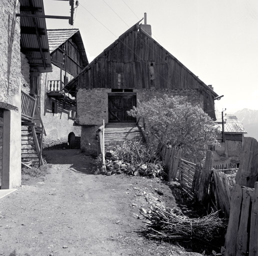 Puy-Richard. Parcelle 475. Pignon sud et accès à la grange (passerelle).