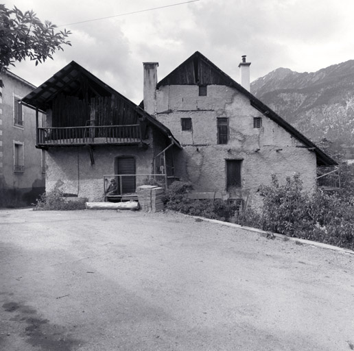 Ferme 92. Vue d'ensemble prise du sud. Le rez-de-chaussée (cuisine, étable, caves) est en contrebas, à l'est. ; Le Serre. Parcelle 92. Vue d'ensemble prise du sud. Le rez-de-chaussée (cuisine, étable, caves) est en contrebas, à l'est.