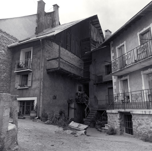 Ferme 94-93-91. Vue de volume prise du sud-est. Fausse court extérieure avec les entrées de deux corps de bâtiments. ; Le Serre. Parcelles 94-93-91. Vue de volume prise du sud-est. Fausse-"court" extérieure avec les entrées de deux corps de bâtiments.