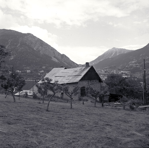 Les Bérards. Parcelle 51. Vue de situation prise de l'ouest. Au fond, Briançon.