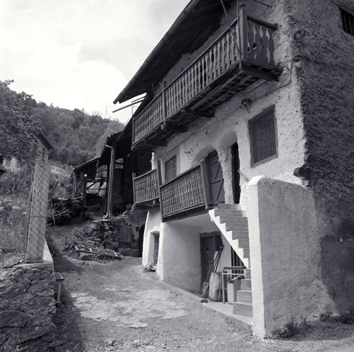 Les Merlins. Parcelles 76-77-78. Vue en enfilade. Au premier plan, le sol abrité par le balcon, à l'entrée de l'étable est pavé de rondins de bois.