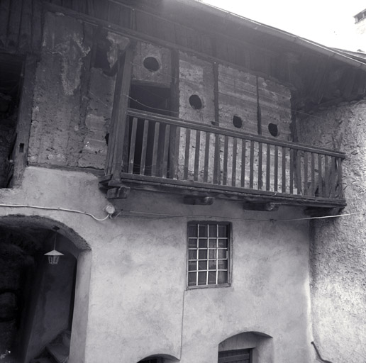 Les Merlins. Parcelle 76. Façade sud. Cloison de la grange en pans de bois et hourdis coffré.