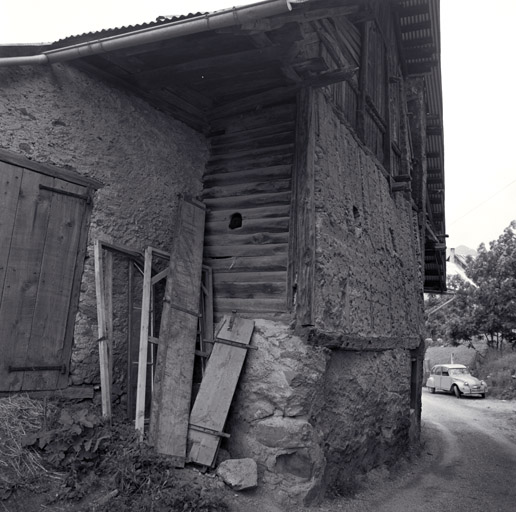 Les Merlins. Parcelle 80. Angle nord-ouest. Cloisonnement de la grange en pans de bois et en "chapila".