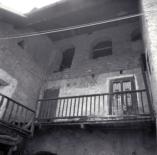 Les Bérards. Parcelle 21. Façade antérieure sud. Sorte de "court" centrale entre deux ailes en retour. Au troisième niveau, arcades de la grange.