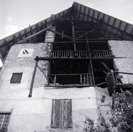 Ferme 507-508. Façade antérieure sud. Partie centrale : loggias des troisième et quatrième niveaux. ; Belvoir. Parcelles 507-508. Façade antérieure sud. Partie centrale : loggias des troisième et quatrième niveaux.