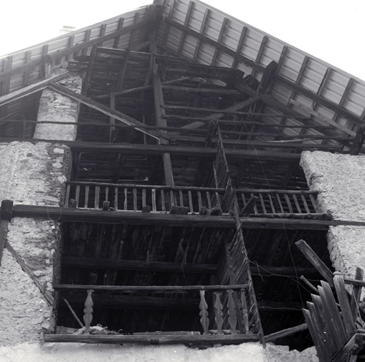 Ferme 507-508. Façade antérieure sud. Loggias. Vue de détail. Noter l'absence de cloisonnement des plans de grange. Le sofite du faîtage est daté 1789. ; Belvoir. Parcelles 507-508. Façade antérieure sud. Loggias. Vue de détail. Noter l'absence de cloisonnement des plans de grange. Le sofite du faîtage est daté 1789.