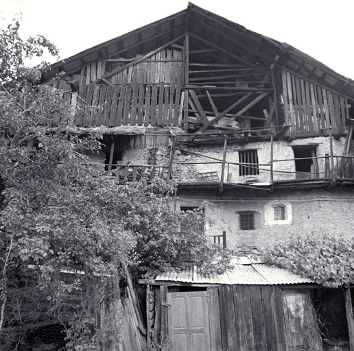 La Croiza. Parcelles 440-439-438. Pignon sud. Partie centrale. Noter le délabrement des structures de bois.