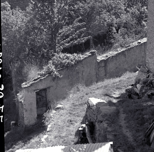 Mur de clôture d'un jardin situé en contrebas de la maison parcelle 281. Chaperon de lauses.