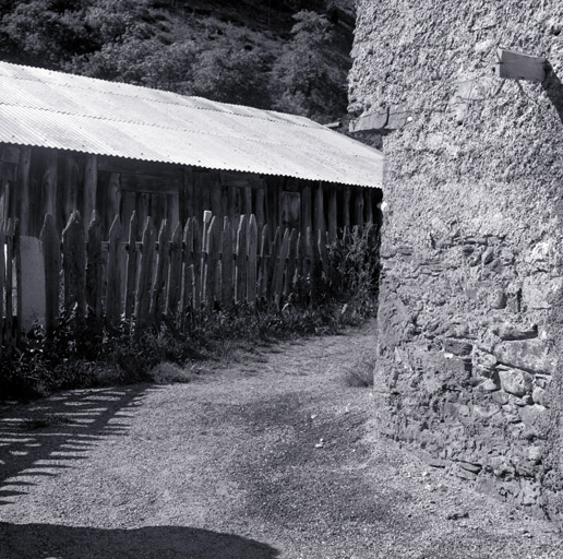 Maison parcelle 289. Angle sud-ouest. Angle abattu à hauteur d'homme. Le surplomb est porté par une pierre taillée.