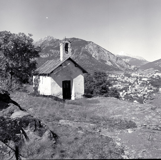 Vue de situation prise du sud. ; Chapelle Sainte-Philomène. Vue de situation prise du sud.