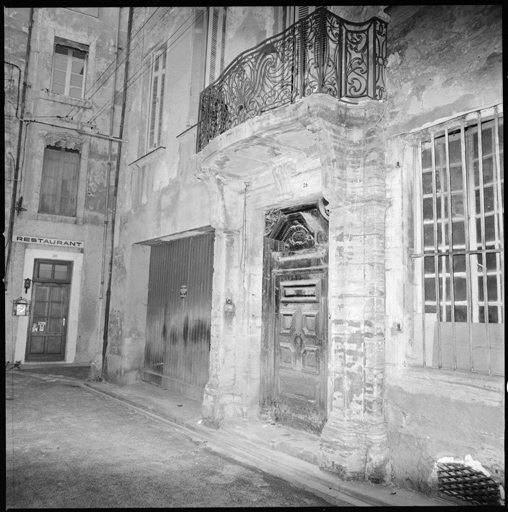 Façade antérieure, porte et balcon.