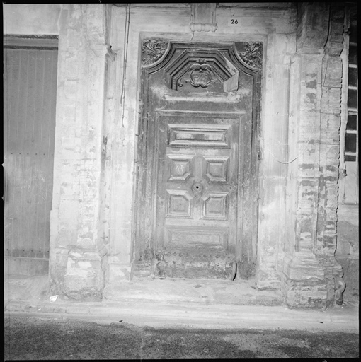 Façade antérieure, porte : menuiserie.