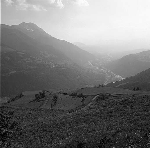 La vallée du Drac Noir. Vue d'ensemble prise des forests des Marches.