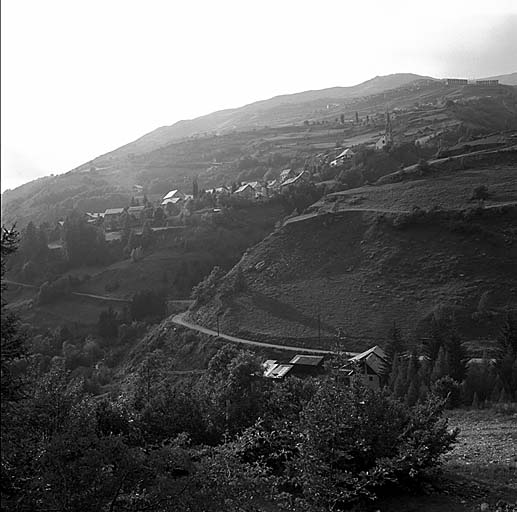 Vue d'ensemble prise des Ratiers. Au premier plan la scierie de Pont-Peyron.
