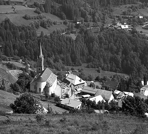 L'église et le village. Vue prise du nord.