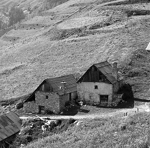 Le Forest des Marches. Parcelles 154 et 155. La cuisine de ces deux chalets d'estive se trouve à l'étage. L'utilisation de la pente permet un accès de plain-pied.