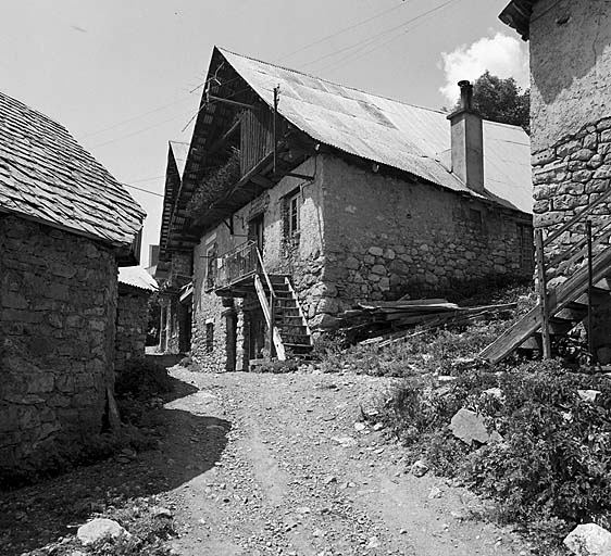 Façade sud-est. A noter l'aspect de la ruelle.