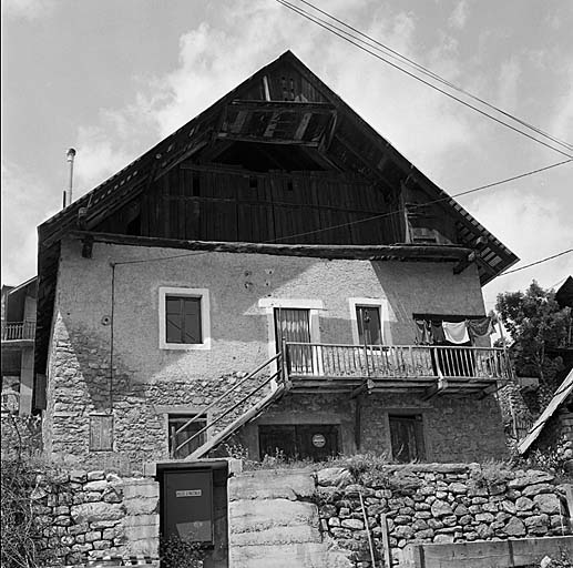 Les Estaris, parcelle 489. L'accès au logis qui se trouve à l'étage se fait par un escalier extérieur en bois.