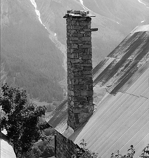 Les Estaris, parcelle 480. Cheminée en mur-gouttereau. Noter le cuchon en tôle qui écarte la neige de part et d'autre.