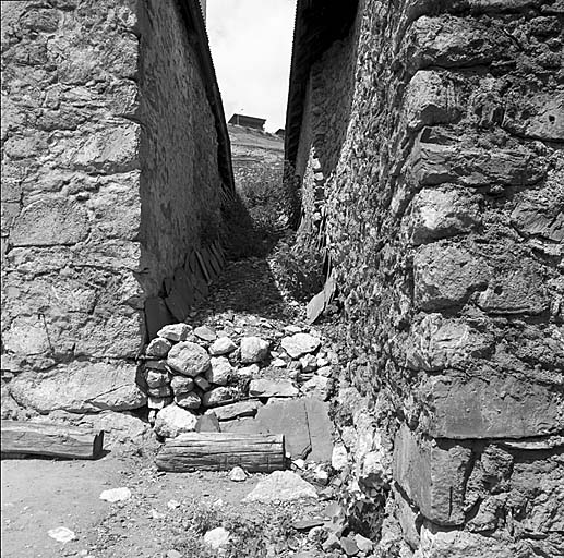 Les Estaris. Parcelles 462 et 463. Ruelle qui sépare deux maisons (largeur : environ un mètre).
