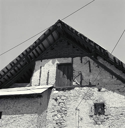 Les Veyers, parcelle 542. Pignon sud construit en pan-de-bois et cloison de branchages.