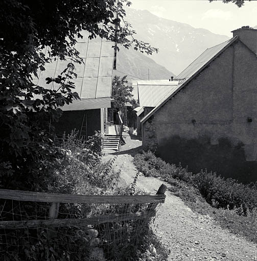 Les Veyers. Ruelle à l'intérieur du hameau.