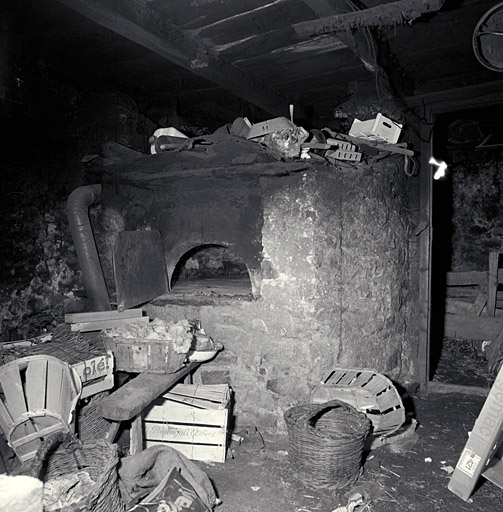 Orcières, les Plautus, parcelle 451. Le four privé occupe une pièce du rez-de-chaussée de la maison.