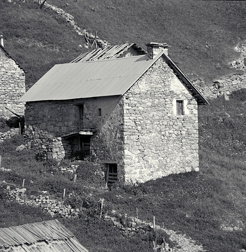 Le Forest des Marches. Parcelle 143. L'étable occupe le rez-de-chaussée de ce chalet d'estive, la cuisine le premier étage, la grange le second. Noter la forme des accès.
