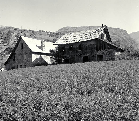 Maison en pan-de-bois. Vue prise de l'ouest.