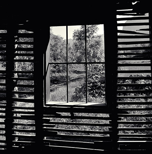 Maison en pan-de-bois. Détail. Vue prise de l'intérieur.