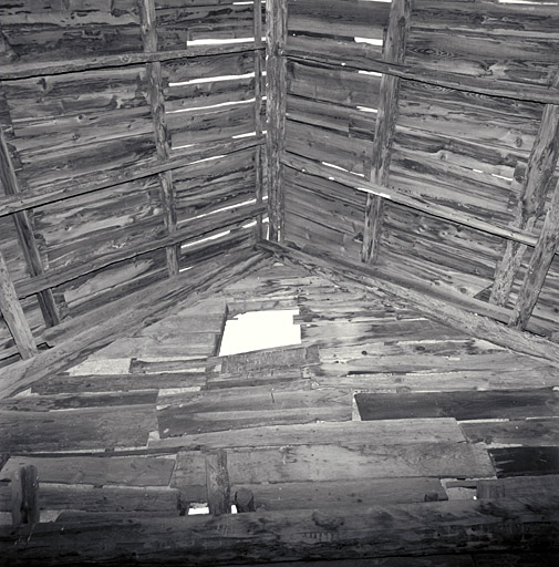 Maison en pan-de-bois. Le toit de bardeaux vu de l'intérieur.