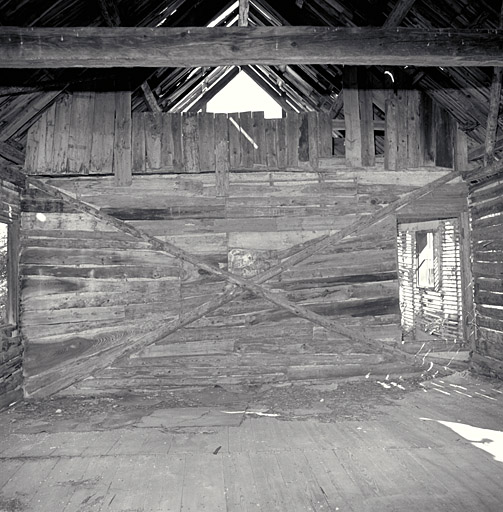 Maison en pan-de-bois. Cloison intérieure : le pan-de-bois est recouvert de planches.