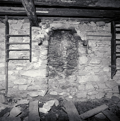 Maison en pan-de-bois. La cheminée dont la hotte a disparu.