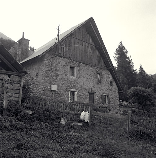 Façade nord-ouest. Vue prise du jardin potager.