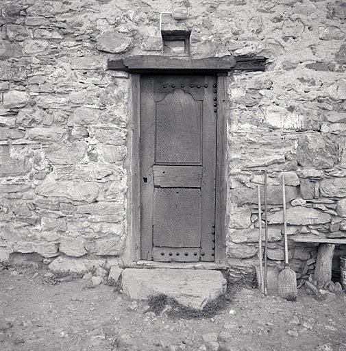 Porte d'entrée. Le linteau porte l'inscription 1842.