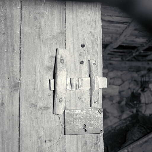 Loquet intérieur de la porte de la grange.