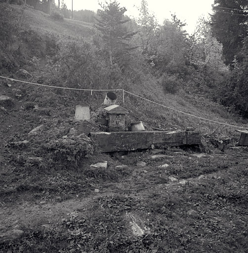 Fontaine traditionnelle avec bacchal en bois.