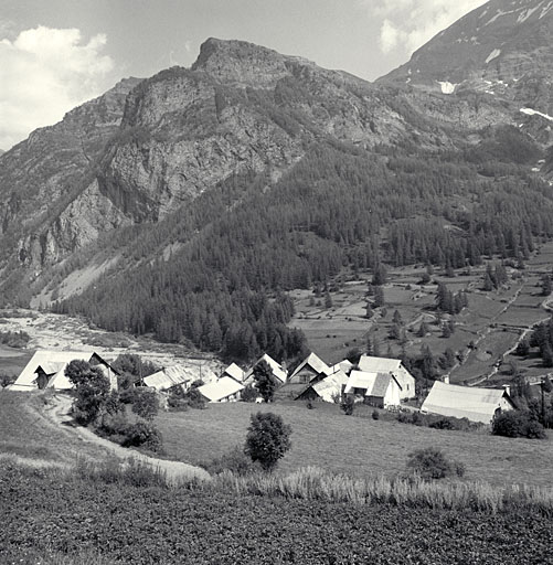 Les Fourès. Vue d'ensemble prise de Montcheny.