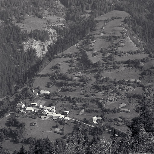 Les Tourengs. Vue de situation prise de la route d'Archinard à Serre-Eyraud.