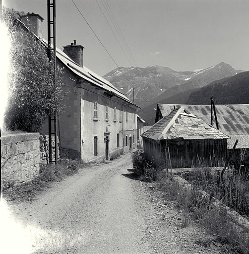 Les Tourengs, parcelle 505. Façade sud en mur-gouttereau. Au premier plan le logis a des baies encadrées en pierre de taille.