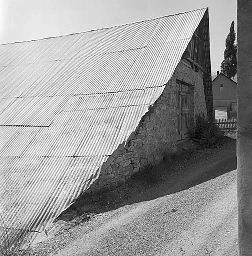 Les Tourengs, parcelle 403. L'accès à la grange se fait de plain-pied par le pignon arrière lorsque la maison comporte deux niveaux de soubassement.