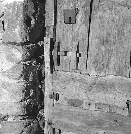 Loquet de la porte de la cave à légumes.