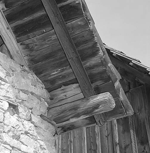 Le revers du toit d'ardoises. Celles-ci sont clouées sur des planches. La surface de recouvrement est de moitié.