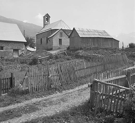 Vue prise du sud-est. A noter, au premier plan, le jardin potager, clos d'une barrière en bois, et la cabane en planches faisant fonction de bergerie.