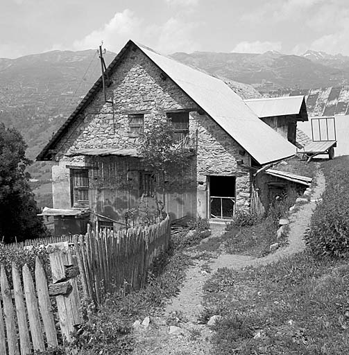 Archinard, parcelle 764 bis. Pignon sud. La grange est ventilée par une porte et une fenêtre que l'on peut ouvrir.