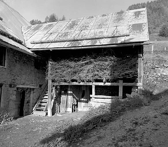 Les Audiberts, parcelle 526. Maison agrandie par un hangar perpendiculaire au bâtiment initial. Ce hangar sert de bûcher et de remise et abrite l'escalier extérieur grange-écurie.