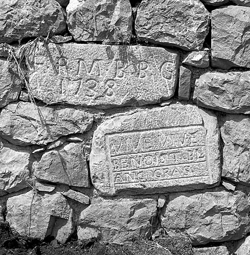 Montcheny, mur de soutènement en bordure d'un chemin. Deux inscriptions provenant probablement d'une maison détruite.